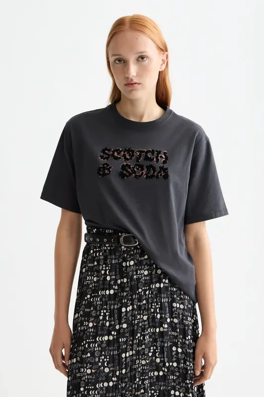 Scotch & Soda Loose Fit T-shirt With Leopard Artwork Meteorite Maat: S | Tops Outlet | Dames | Zwart