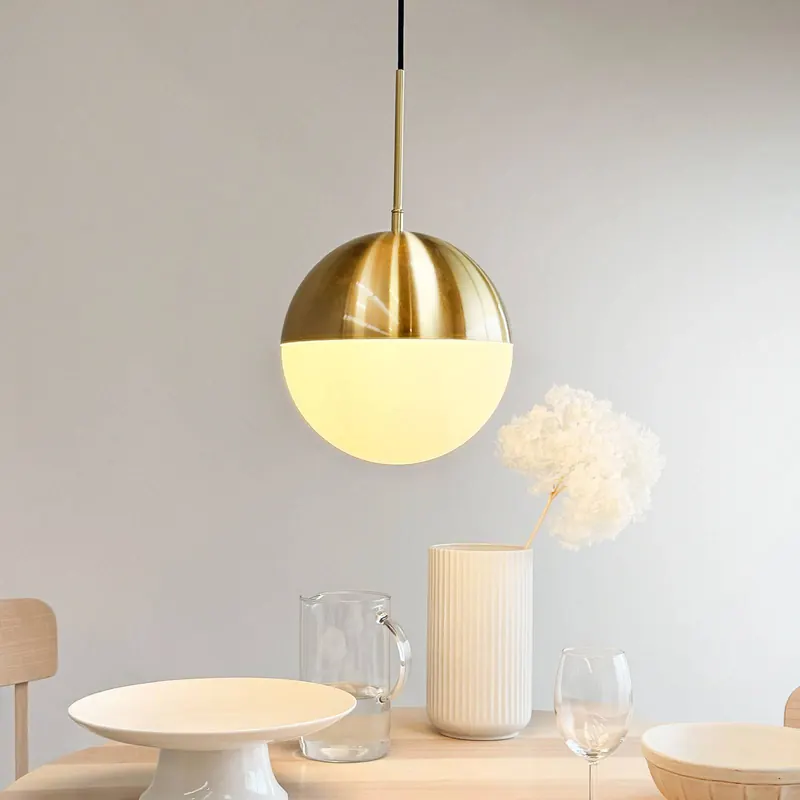 Lampa wisząca Dyberg Larsen Nova D25, opal/mosiądz, metal
