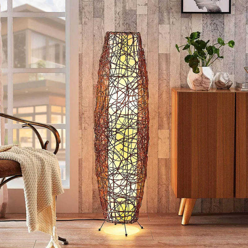 Lampa stojąca Lindby Nias, wysokość 111 cm, rattan, tkanina