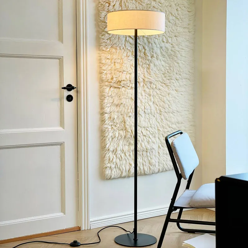 Dyberg Larsen Lampa stojąca Calix, czarna/naturalna, 150 cm