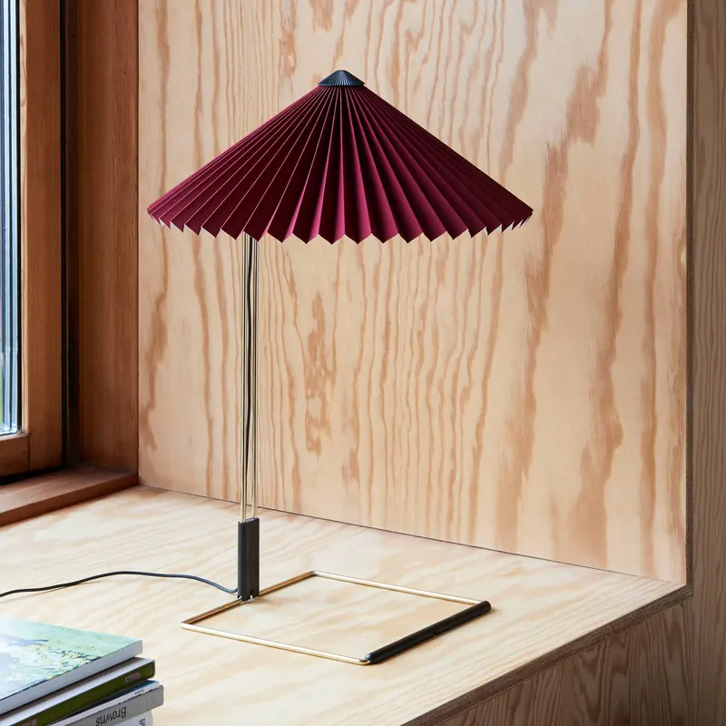 Lampa stołowa LED HAY Matin, ciemnoczerwona/mosiężna, wysokość 38 cm