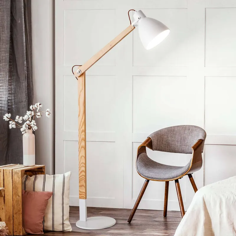 Lampa stojąca Sveva z drewna, biała/jesion