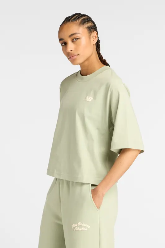 New Balance Linear Heritage Relaxed T-shirt Gartersn Maat: XS | Tops Outlet | Dames | Groen