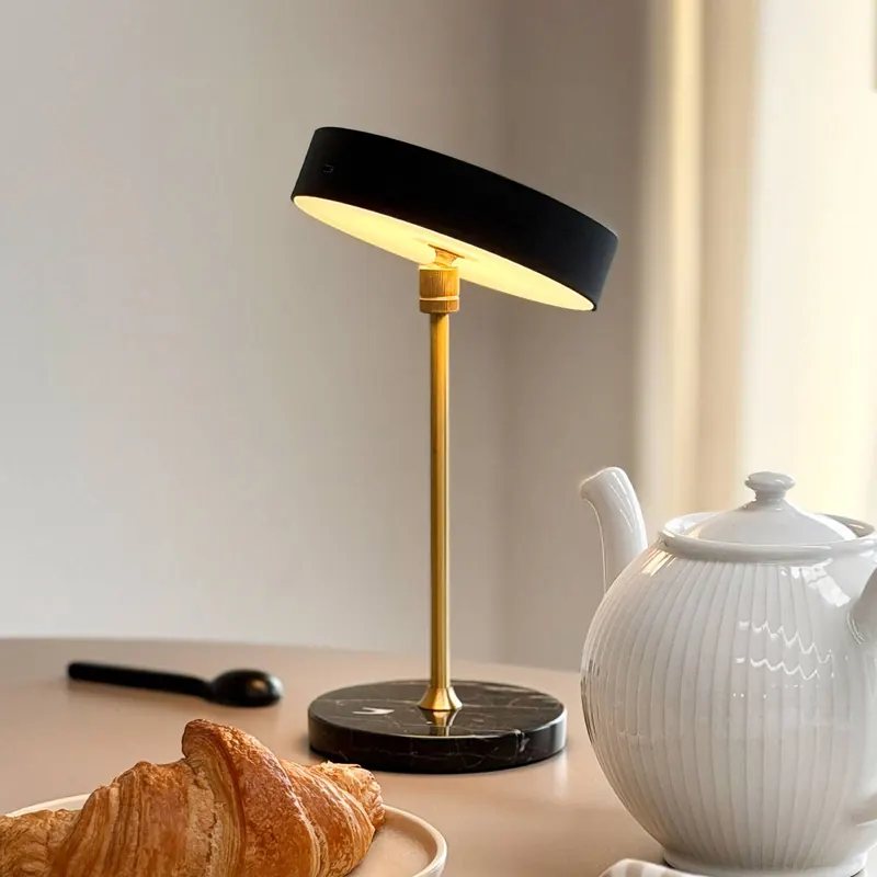Lampa stołowa LED na akumulator Dyberg Larsen „Moonlight”, czarna