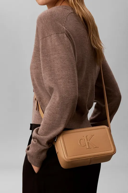 Calvin Klein Bold Camera Bag Tannin Maat: OS | Schoudertassen Outlet | Dames | Beige
