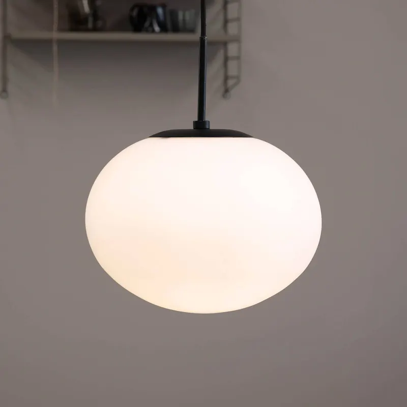 Lampa wisząca Dyberg Larsen Princess, opal/czarny, Ø 28 cm