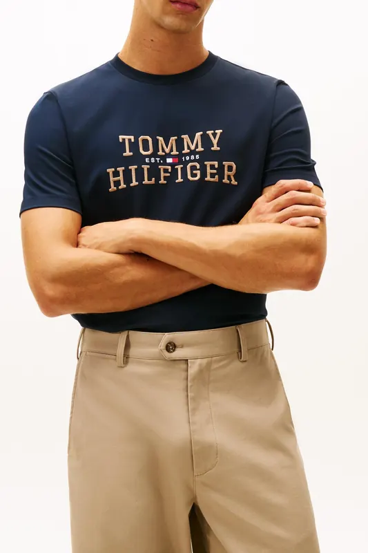 Tommy Hilfiger Icon Interlock Tee Desert Sky Maat: XL | Chino's Outlet | Heren | Beige
