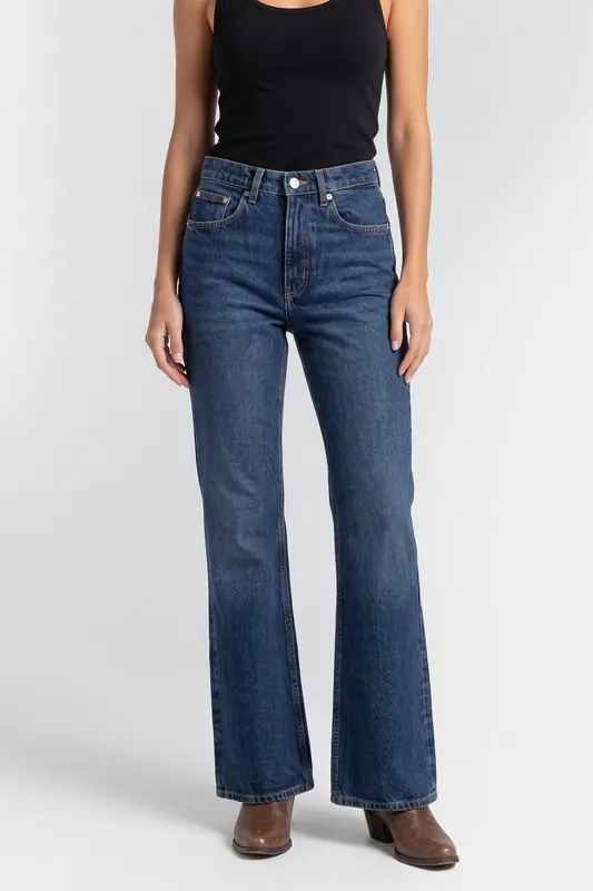 ARKET Reed Bootcut Rigid Blue Maat: W28 | Wijde Broeken Outlet | Dames | Blauw