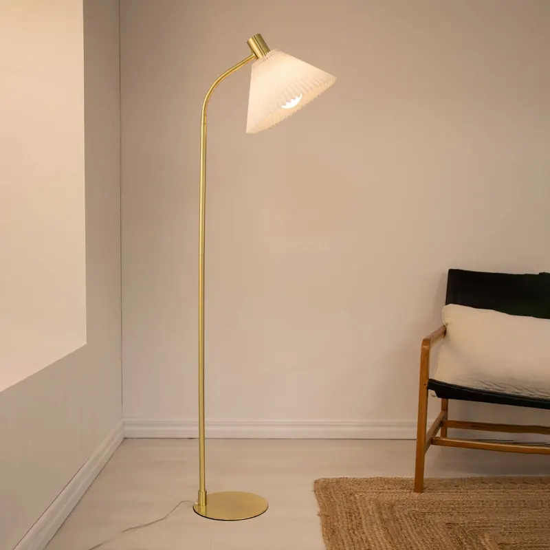Tekstylna lampa stojąca Mira, mosiądz