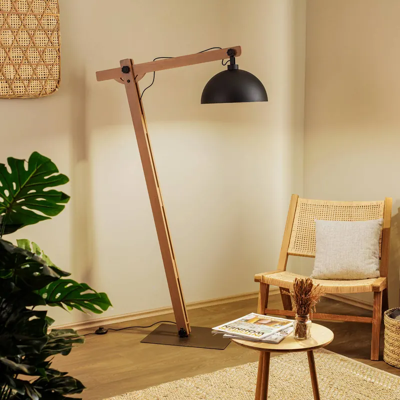 Lampa stojąca Envostar Stort z drewnianą konstrukcją