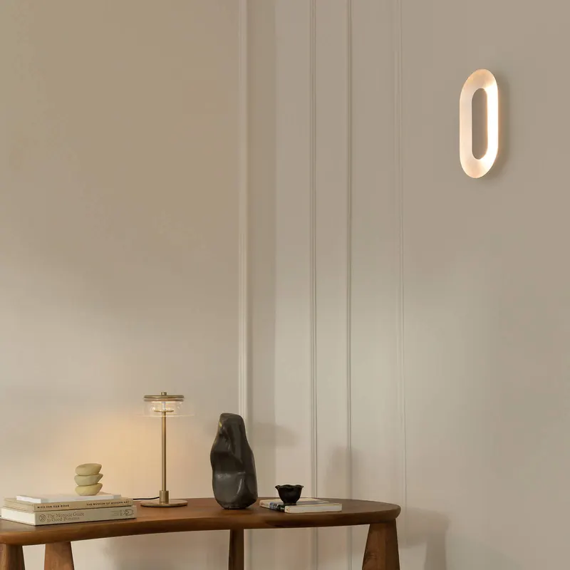 Kinkiet LED Nuura Sasi, wysokość 29 cm, kolor srebrny, metal