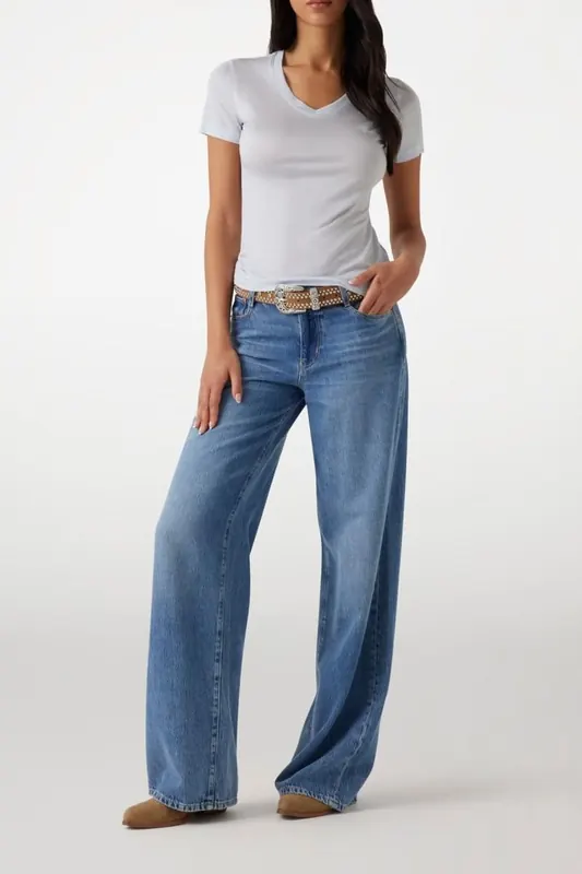 GUESS Vn Ss Light Basic Te Nimbus Blue Maat: L | Tops Outlet | Dames | Blauw