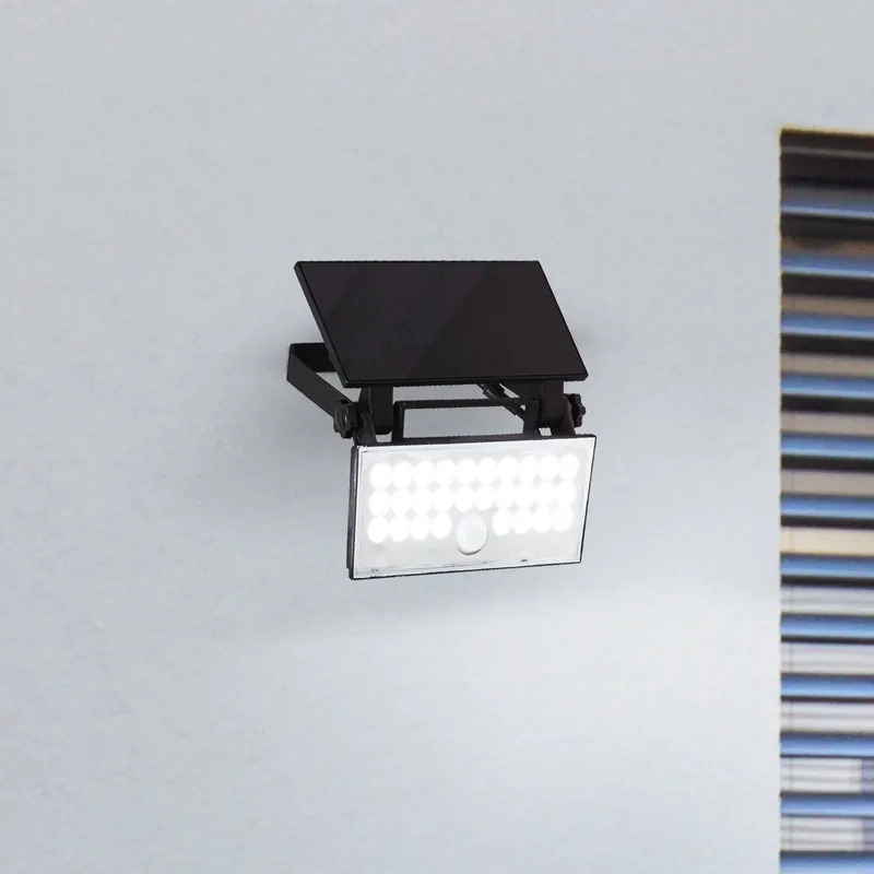 Solarny zewnętrzny reflektor ścienny LED Luton Sensor, czarny, szer. 19 cm
