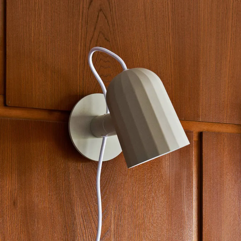 Lampa ścienna HAY Noc Wall, biała, metal, wtyczka, E14