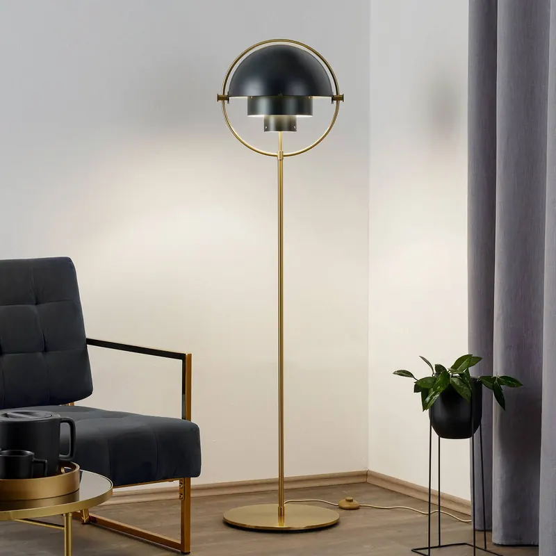 Lampa stojąca Gubi Multi-Lite, wysokość 148 cm, mosiądz/czarny