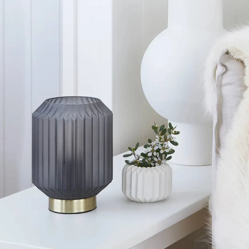 Lampa stołowa Beacon Clancy, szklany klosz w kolorze dymnej szarości,