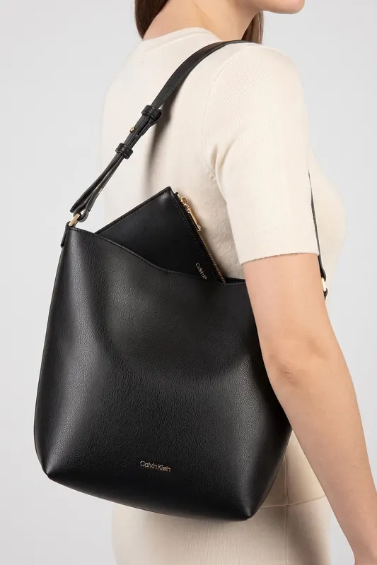 Calvin Klein Foil Logo Medium Bucket Bag Black/toasted Coconut Maat: OS | Handtassen Outlet | Dames | Zwart