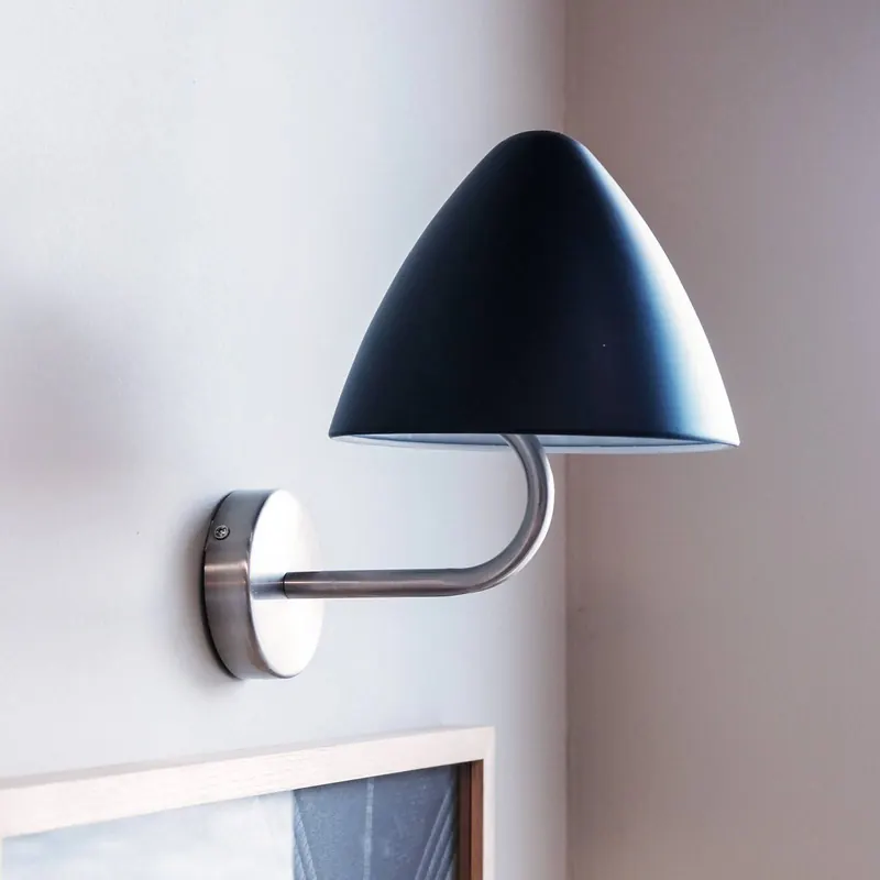 Lampa ścienna Dyberg Larsen Oulu, czarna/stalowa, Ø 20,3 cm