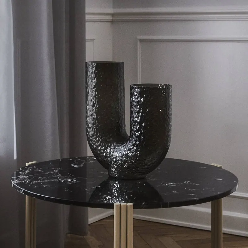 Wazon AYTM Arura, czarny, wysokość 40 cm, szerokość 34 cm, szkło