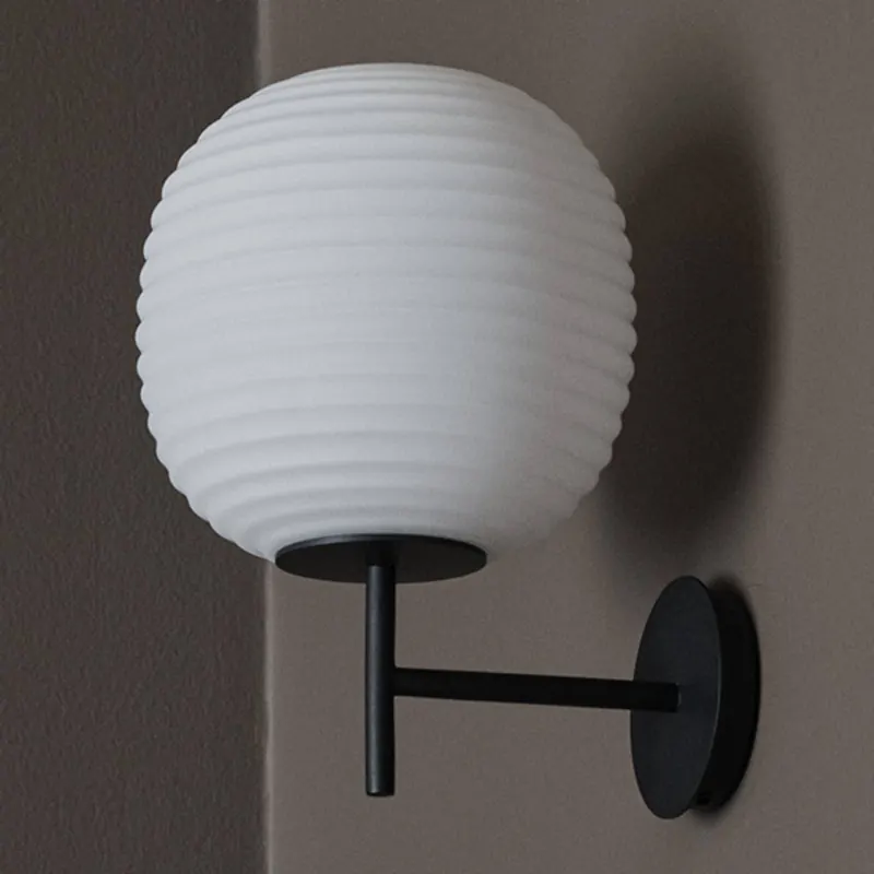 New Works Lantern Small kinkiet, szkło opalowe