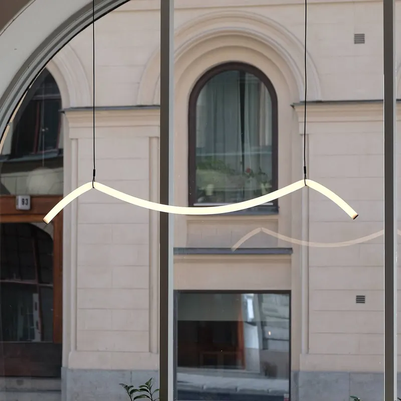 Markslöjd Żyrandol LED Melt, czarny/biały, długość 112 cm