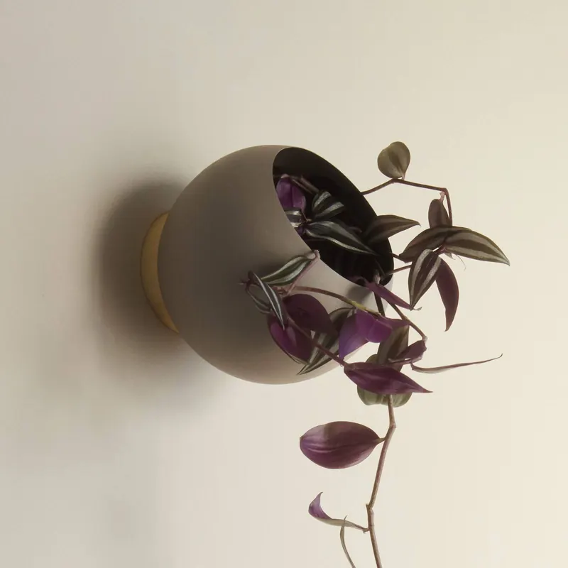 AYTM Doniczka ścienna Globe, Ø 17 cm, szaro-brązowa, aluminium