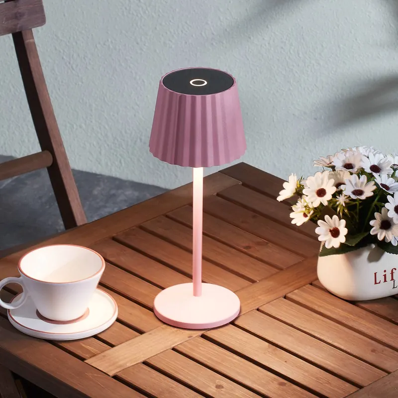 Lindby lampa stołowa LED Esali, różowy, metal, IP54