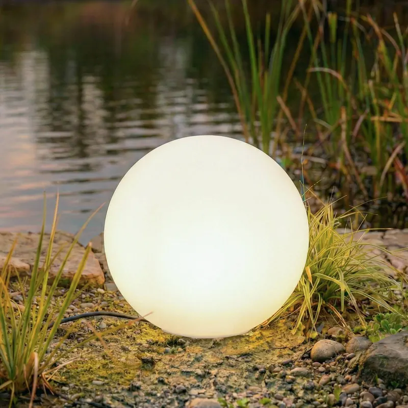 Lampa kulista Lindby Valyra, Ø 40 cm, IP54, szpikulec do ziemi