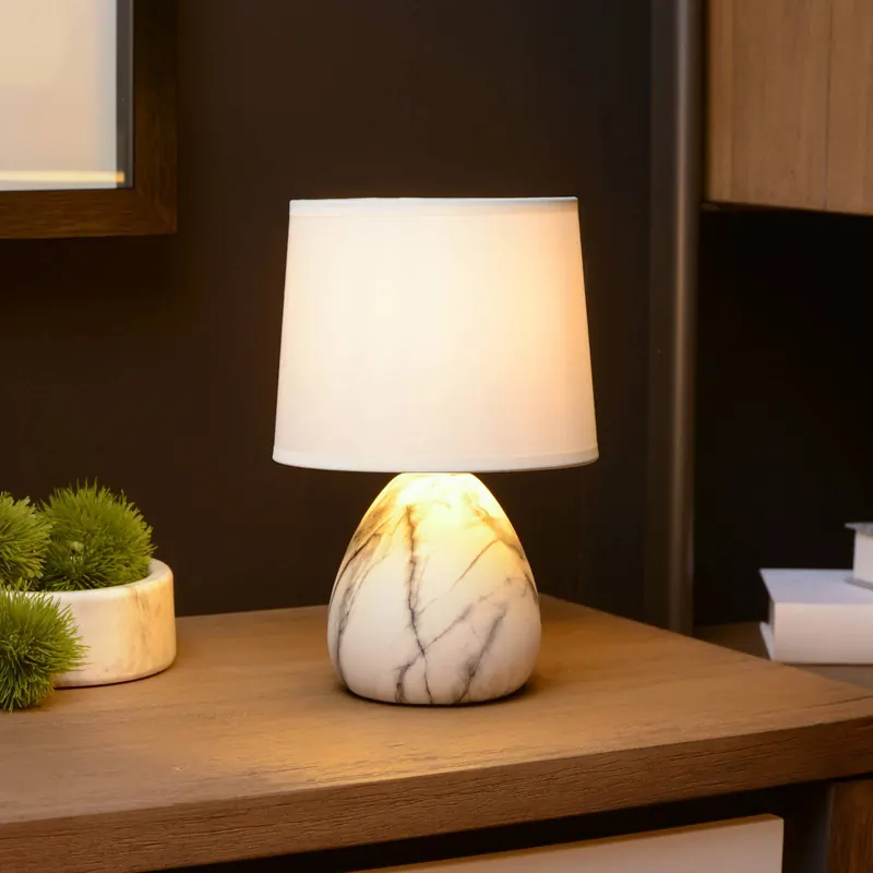 Lampa stołowa Marmo z ceramiczną podstawą, biała