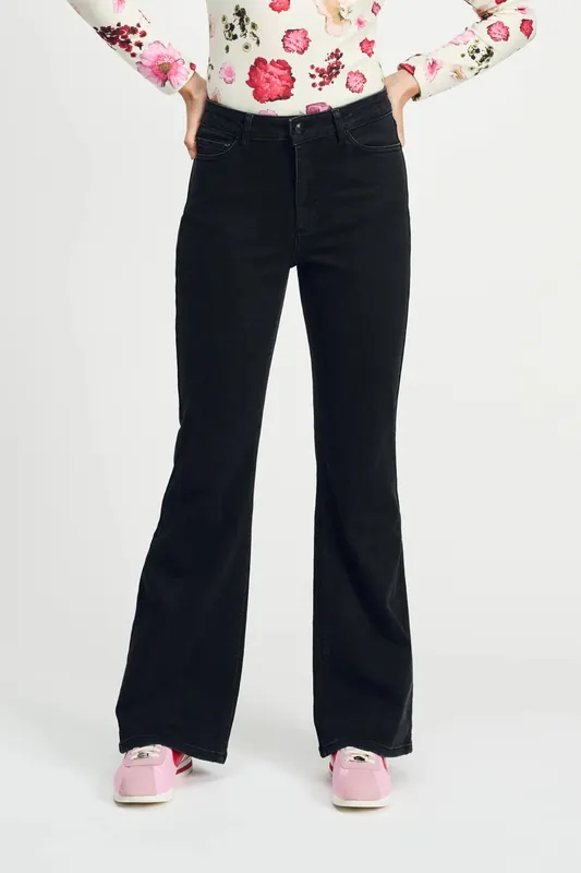 POM Amsterdam Jeans - Esmee Flare Vintage Black Maat: 38 | Wijde Broeken Outlet | Dames | Zwart