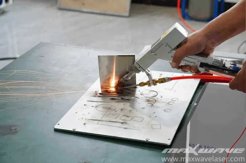 Ręczna spawarka laserowa Laserowy zestaw do usuwania rdzy i farby Pełny zestaw 3w1 4w1 Przenośna spawarka laserowa do metali 1500W