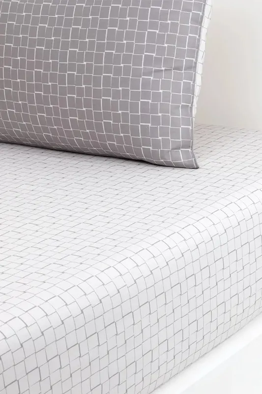Lacoste prześcieradło z gumką bawełniane L BLOCK Greige 90 x 200 cm