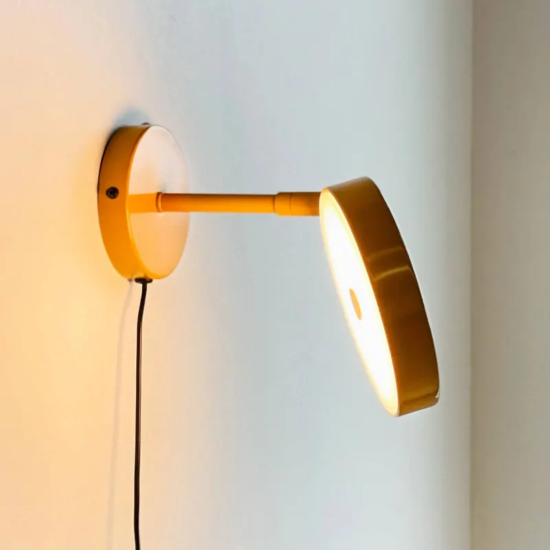 Dyberg Larsen Kinkiet LED Starlight, żółty, Ø 14 cm, ściemniany.