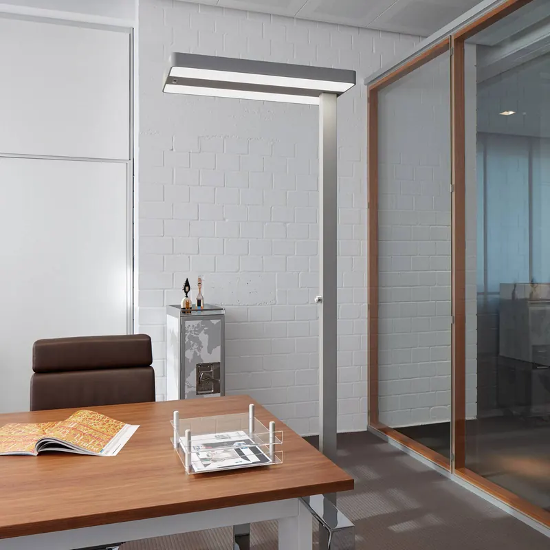 Lampa stojąca LED z czujnikiem MAULjuvis, srebrna, 196 cm, ściemniana podstawa