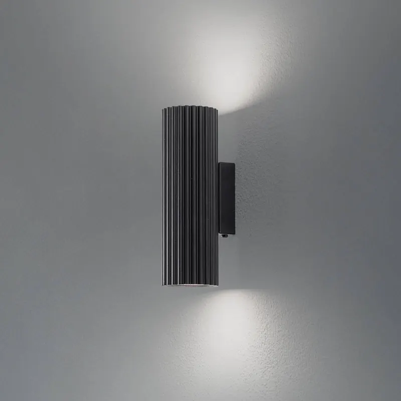 Karbonowy kinkiet, czarny, wysokość 20 cm, aluminiowy, 2-punktowy.