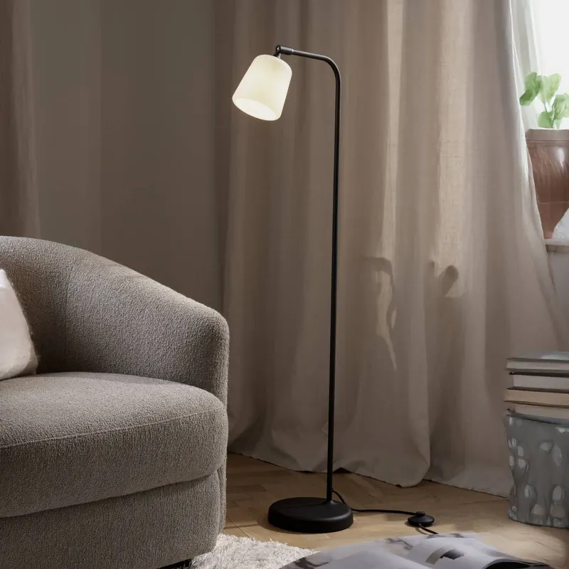 Lampa podłogowa New Works Materiał, opal biały, szkło, wysokość 125 cm