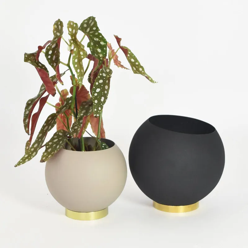 AYTM Doniczka Globe, Ø 21 cm, czarna, aluminium, stal