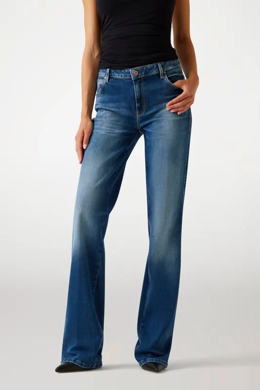 GUESS Sexy Straight Serenade Wash Maat: W28L34 | Straight Jeans Outlet | Dames | Blauw