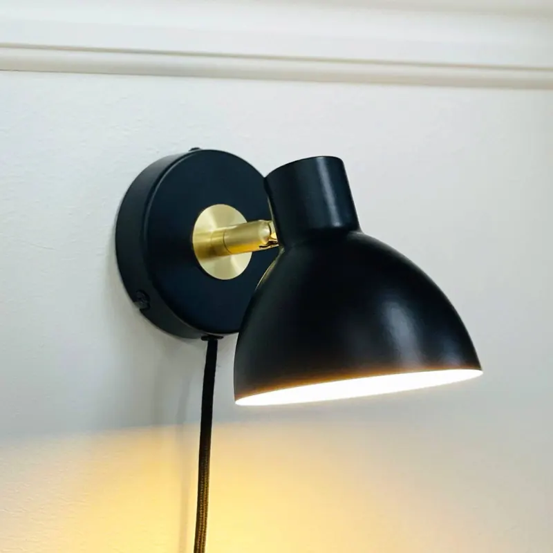 Dyberg Larsen Lampa ścienna Lilje, czarna, Ø 16 cm, metal