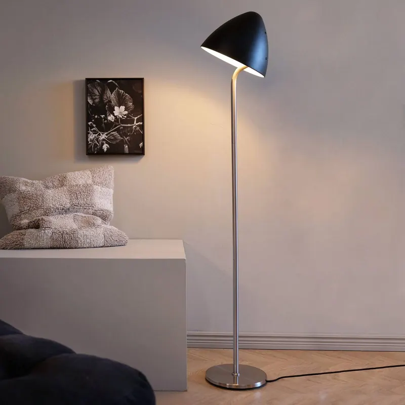 Lampa podłogowa Dyberg Larsen Oulu, czarna/stalowa, wysokość 128 cm