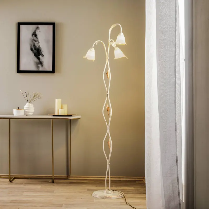 Lampa podłogowa Lucrezia w kolorze kości słoniowej z kloszem w kształcie kwiatów
