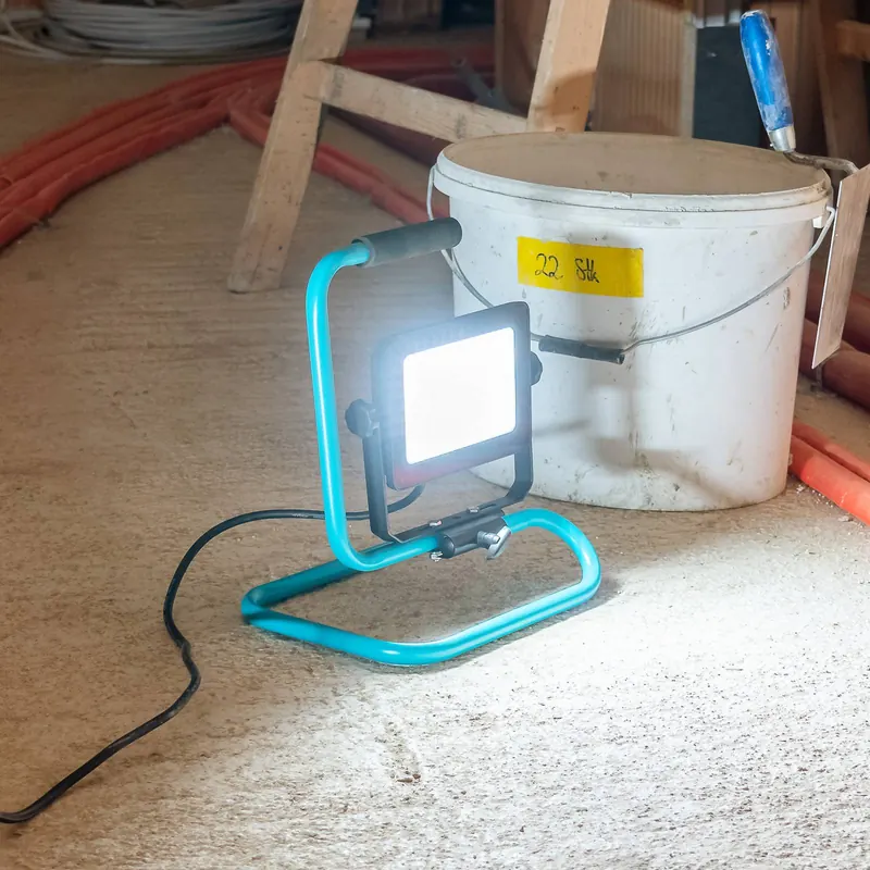 Reflektor zewnętrzny LED Avelar, czarny/turkusowy, szerokość 32 cm, metalowy