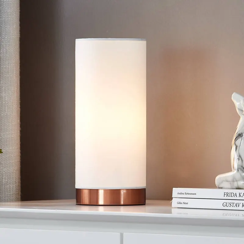 Biała lampa stołowa Ronja z miedzianą podstawą