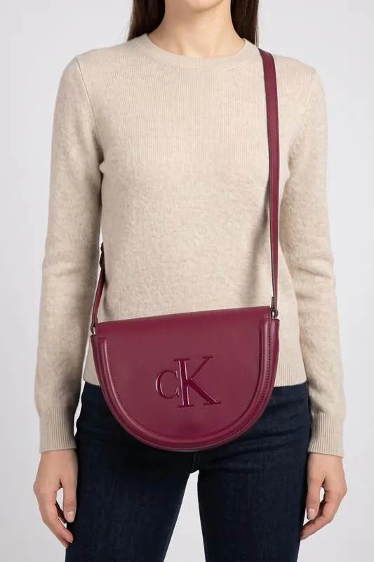 Calvin Klein Bold Saddle Crossbody Bag Alluring Pink Maat: OS | Handtassen Outlet | Dames | Roze
