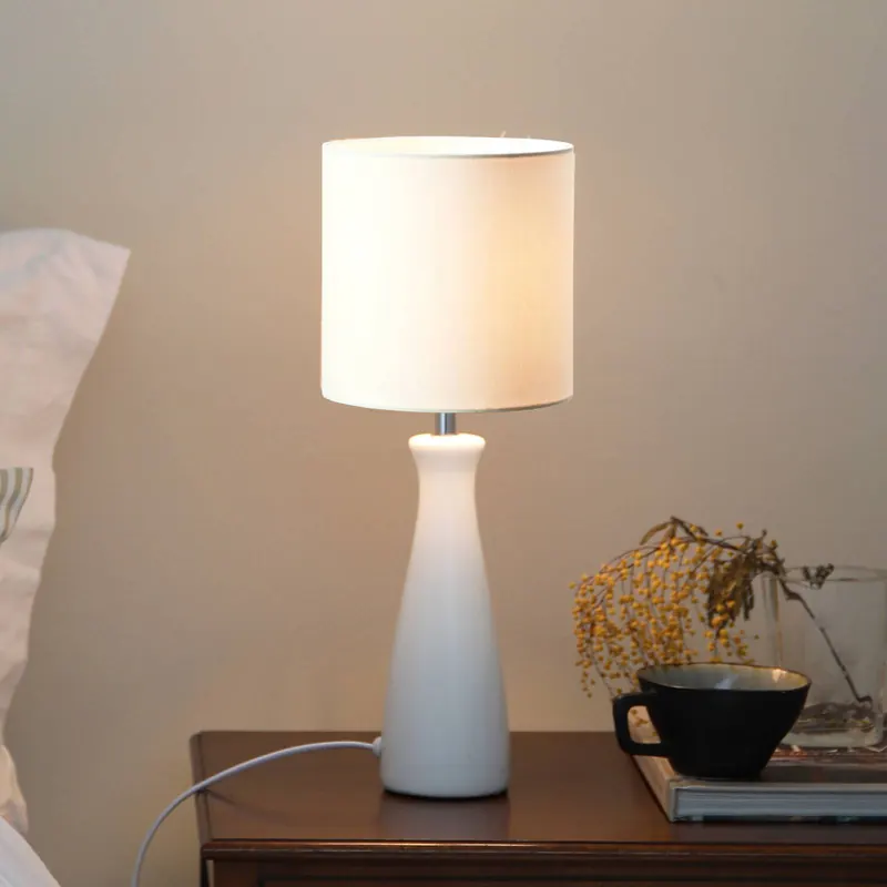 Markslöjd Lampa stołowa Birillo, biała, tekstylia/ceramika, E14