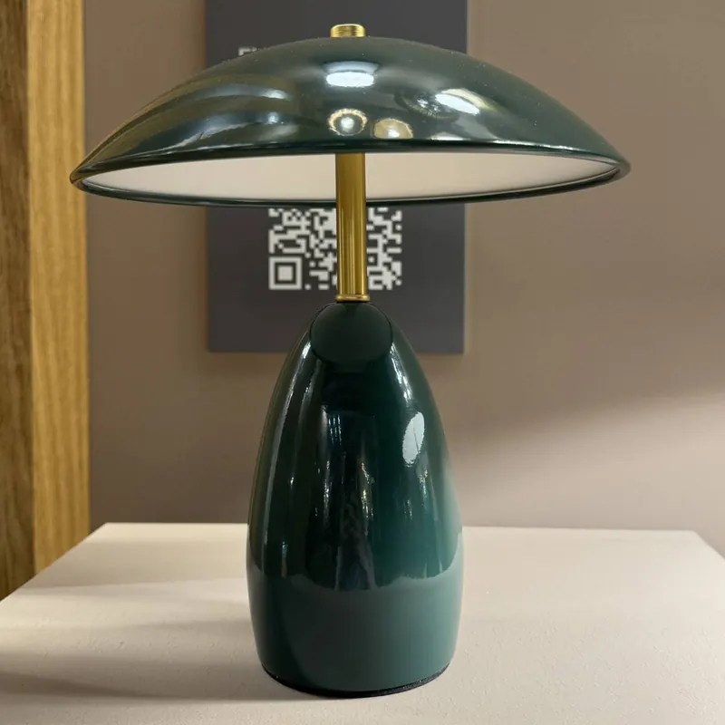 Lampa stołowa LED na akumulator Poppy, zielona, wysokość 27 cm, metalowa,