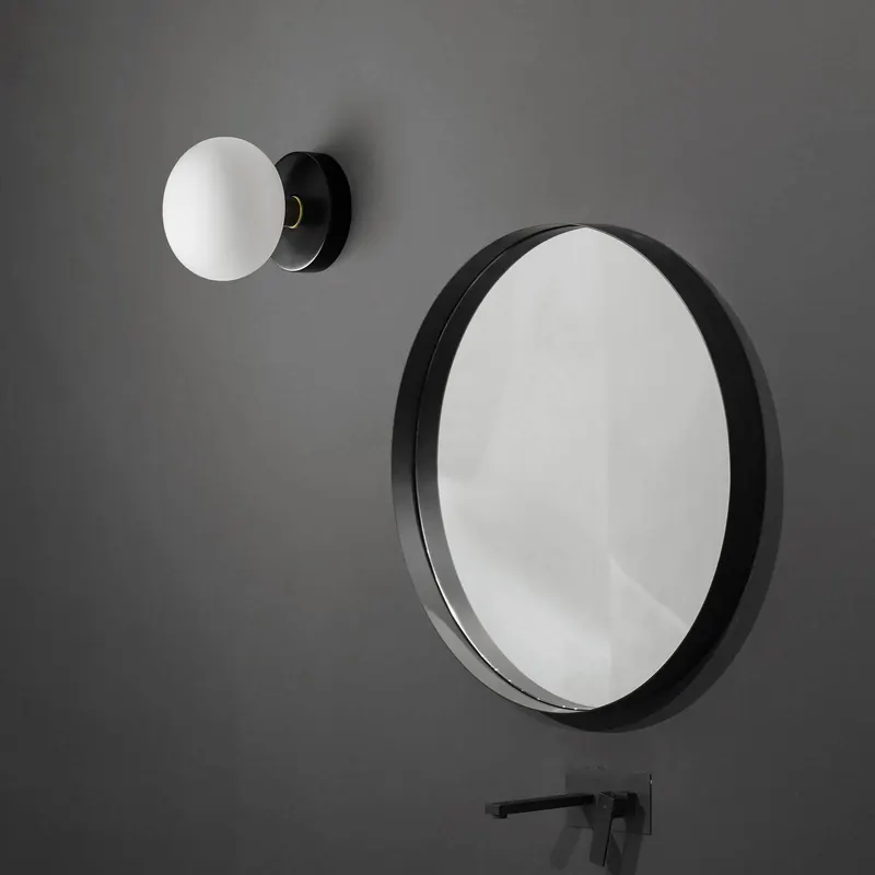 Lampa ścienna Mose ze szkła, ściemniana, mosiądz