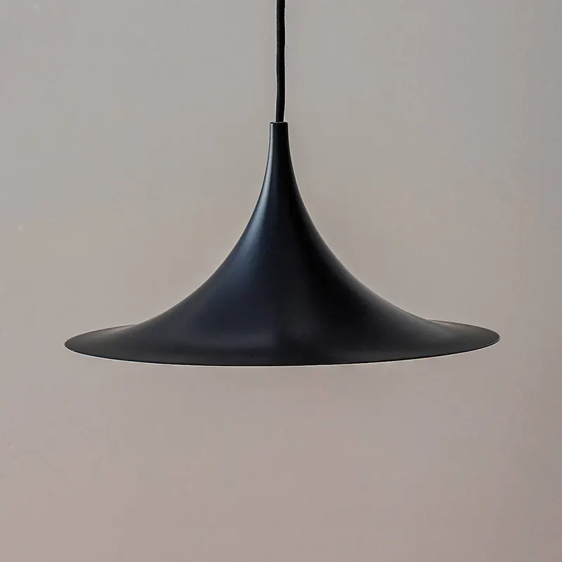 Gubi żyrandol Semi, Ø 30 cm, czarna