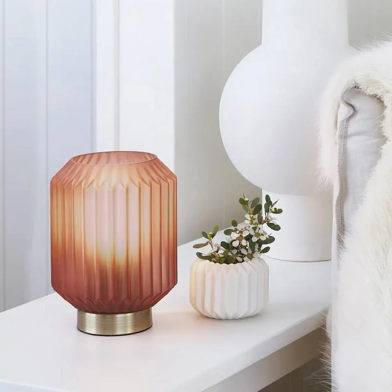 Lampa stołowa Beacon Clancy, różowy szklany klosz, wysokość 17 cm
