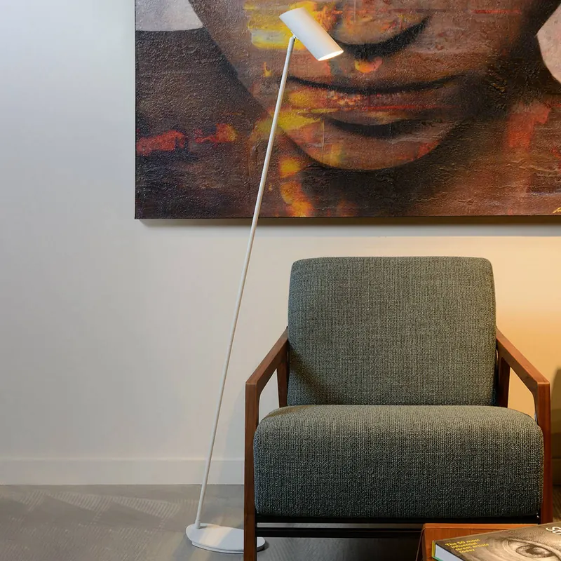 Biała metalowa lampa podłogowa Hester